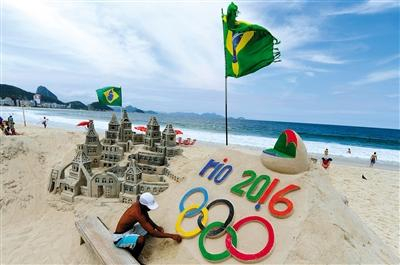 沙雕艺术家在里约科帕卡巴纳海滩制作奥运主题沙雕。