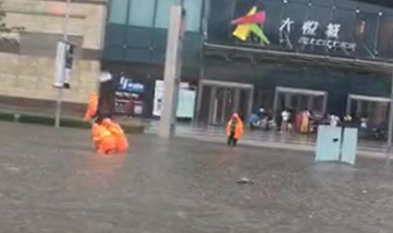 网传北京西单大悦城门前积水严重，此图片为天津大悦城。