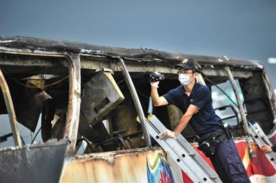 调查人员检查车辆。图/视觉中国