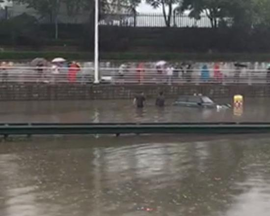 网传西二环积水视频截图
