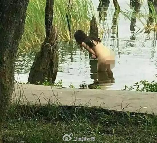 女子躶体在洱海中拍照
