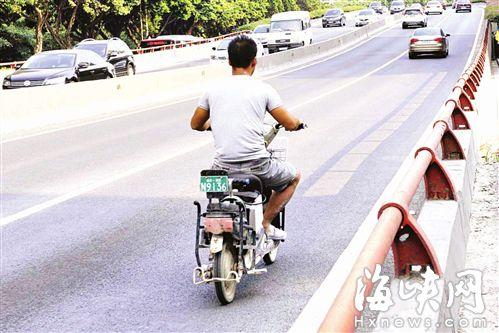 记者昨走访二环多个高架桥，都发现电动车闯禁行