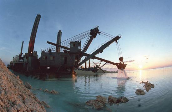 1988年，中国政府根据联合国教科文组织的要求，在南沙群岛永暑礁建成了一个永久性海洋气象观测站