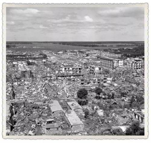 　　1976年7月28日强烈地震发生后的唐山市一角。唐山——丰南一带遭到的破坏和损失极为严重。（新华社记者 刘东鳌摄）