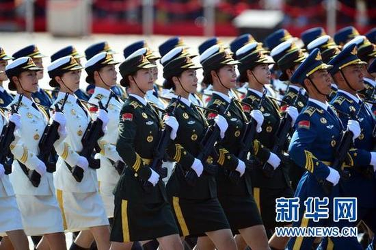 　　资料图：2015年9月3日，胜利日大阅兵上，三军仪仗队207名仪仗队员组成史上最大阵容亮相。图为三军仪仗队方队通过天安门广场。 新华社记者 江文耀 摄