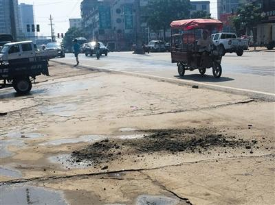 事发后不久，城管队员李伟受伤处的血迹已被黄土掩盖。A14-15版摄影/新京报记者 安钟汝