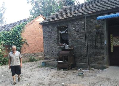 张国友在农村的房子，图中老人为张国友的父亲。