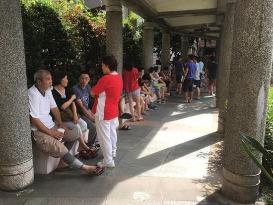 新北一住宅楼火警，住户在中庭避难。