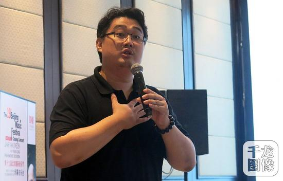 　　男低中音歌唱家沈洋将于青年导演邹爽合作，演唱根据舒伯特著名声乐套曲《冬之旅》创作的多媒体视觉剧场作品《逐》。千龙网记者 露汀摄