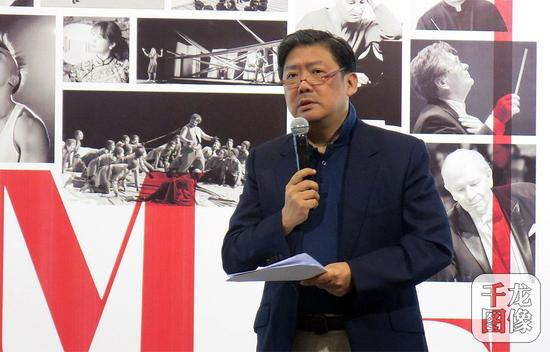 北京国际音乐节艺术总监余隆介绍今年的节目安排。千龙网记者 露汀摄