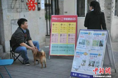 图为北京市朝阳区黄渠泰福苑附近的中介。吕春荣 2016年5月摄