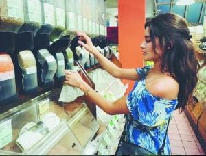 纽约女孩劳伦购买物品挑无包装的商店，自备购物袋。