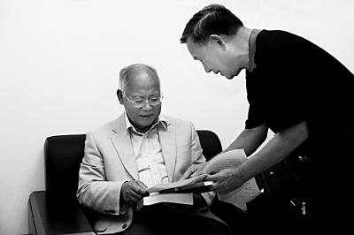 陈秋强与何振梁（左）（图片均为资料图片）