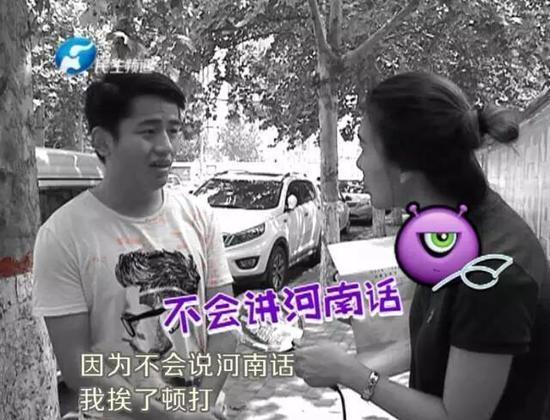 挨打的这个小伙子今年上大一，老家周口，从小在郑州长大，这一顿打导致小张轻微脑震荡。