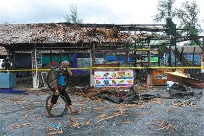 泰国南部董里府发生爆炸的一个街边市场现场。