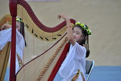 来自且末县的“箜篌娃娃团”忘情演绎箜篌古乐 李颀拯摄&nbsp;