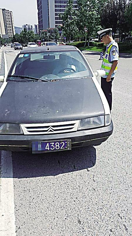 民警将张某的车拦下检查 渝北交巡警支队供图