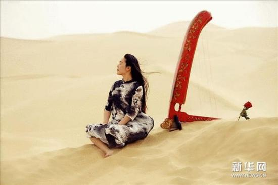 　　浩瀚大漠与唐箜篌 图片来源：新华书画综合&nbsp;