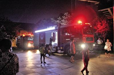 虽然消防队员尽快扑灭了大火，但家中已一片狼藉。 见习记者 燕勇 摄