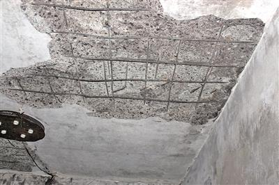 天花板被烧得露出了钢筋。