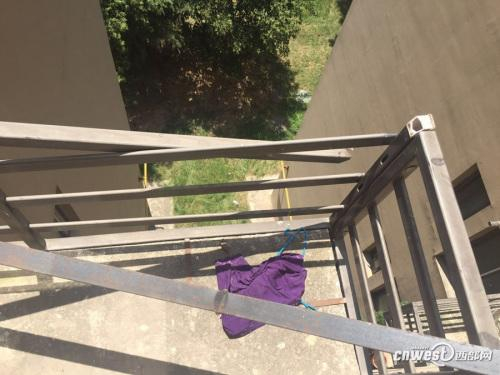 西安北辰大道一小区空调护栏突然断裂，男子坠楼身亡。