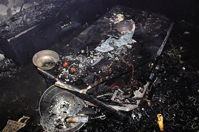 虽然消防队员尽快扑灭了大火，但家中已一片狼藉。 见习记者 燕勇 摄