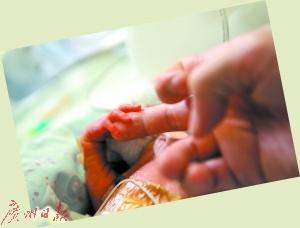 省医航空救援垂危男婴。