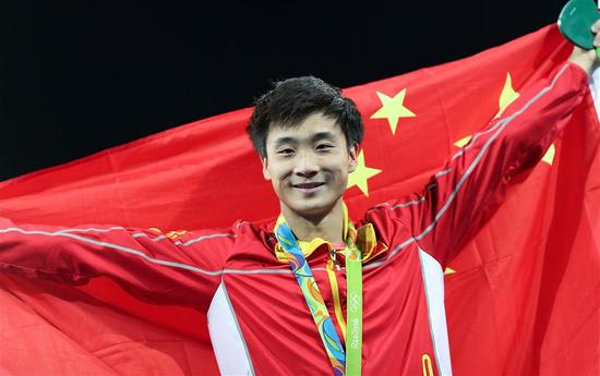 　　在2016年里约奥运会跳水男子三米板决赛中，中国选手曹缘以547.60分的总成绩夺冠。新华社记者曹灿 摄