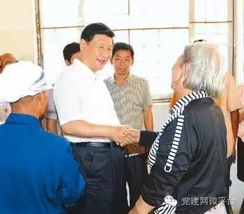 2013年7月11日，习近平在平山县西柏坡革命旧址同当地群众握手交谈。