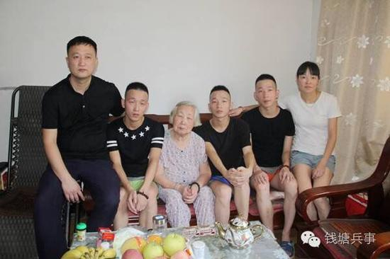 三胞胎与父母、奶奶合影&nbsp;　