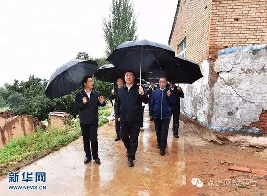 2016年7月18日下午，习近平在宁夏固原市泾源县大湾乡杨岭村考察脱贫攻坚工作。