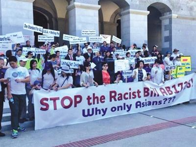 10日，加利福尼亚州，美国华裔在州议会大楼前抗议AB1726提案。