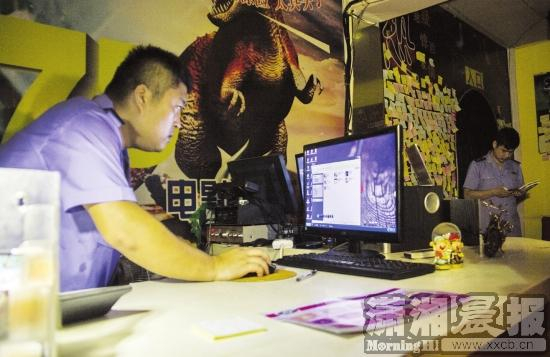 22日，执法人员正对“鬼城探秘动感影院”进行查处。图/实习生 陈日雯 记者 陈韵骄 