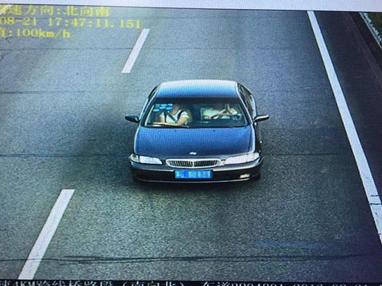 图片说明：一名驾驶员在开车时打手机被“电子警察”抓拍成为处罚依据。警方供图