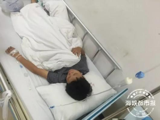 路人被蜇后，送完医院治疗，出现呕吐现象。