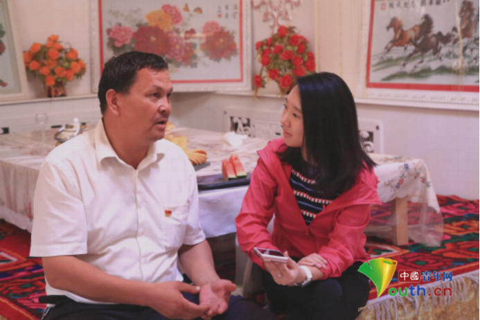 果勒吾斯塘村村委会主任买买提。阿不都热合曼在接受中国青年网记者采访。