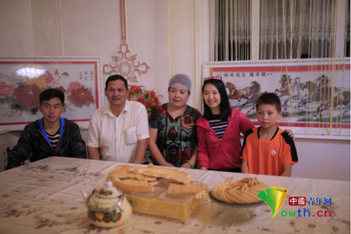 买买提·阿不都热合曼和哈丽丹·依布拉依木幸福的一家人。