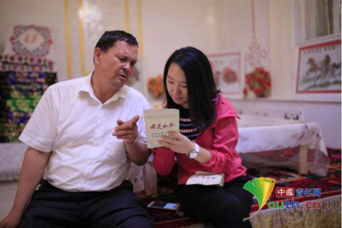 买买提·阿不都热合曼向中国青年网记者介绍若羌红枣