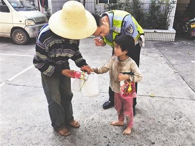 交警张晋彬将小女孩送回家