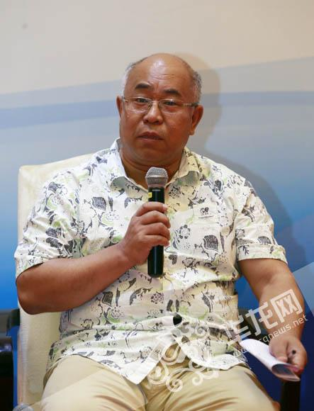 国家发改委社会发展研究所所长杨宜勇。 首席记者 李文科 摄