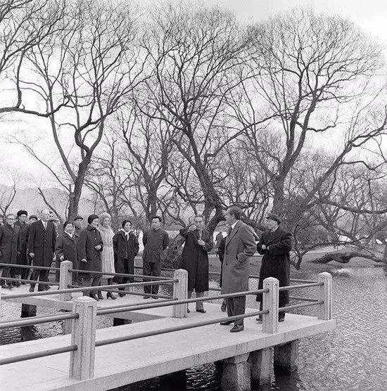 1972年2月，时任美国总统尼克松到访杭州，周恩来总理陪伴其游览西湖。