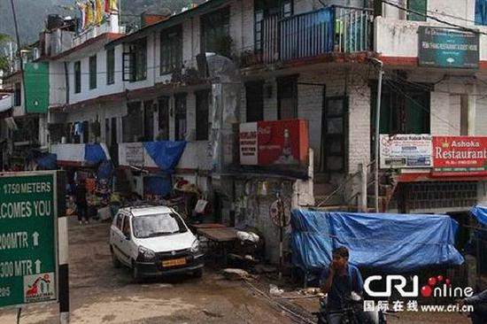 脏乱的达兰萨拉街头