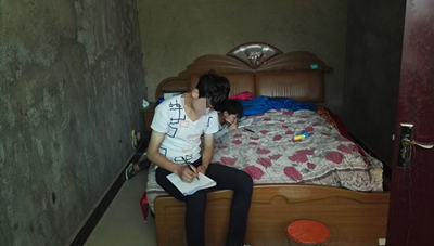 哥哥和弟弟成绩在班里都很好。