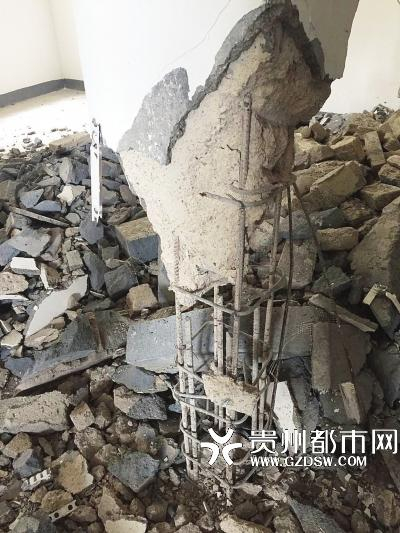 承重柱只剩下钢筋