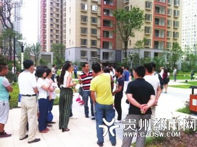 小区居民聚集维权