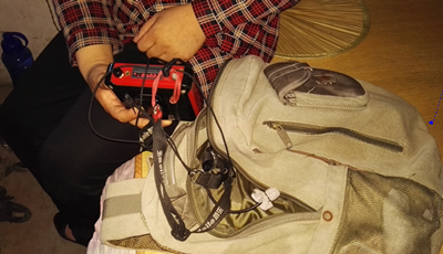 黄淑红向北京时间展示乞讨的道具。