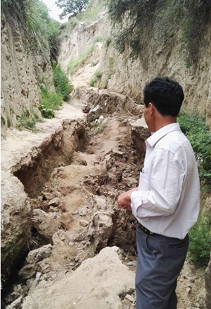 这条被冲塌的土路上还有四五十户人家，石家是其中之一。