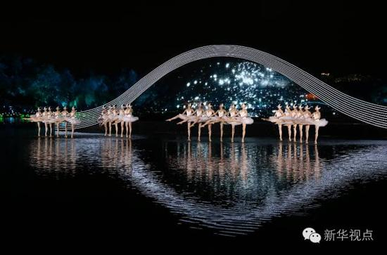 （《最忆是杭州》文艺晚会上以桥背景的布景。新华社记者 马占成 摄）