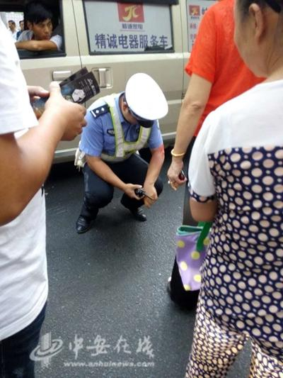 交警在事发现场取证