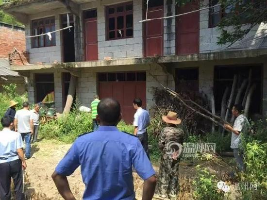 抓蛇现场。 （来自：浙江在线、温州网）